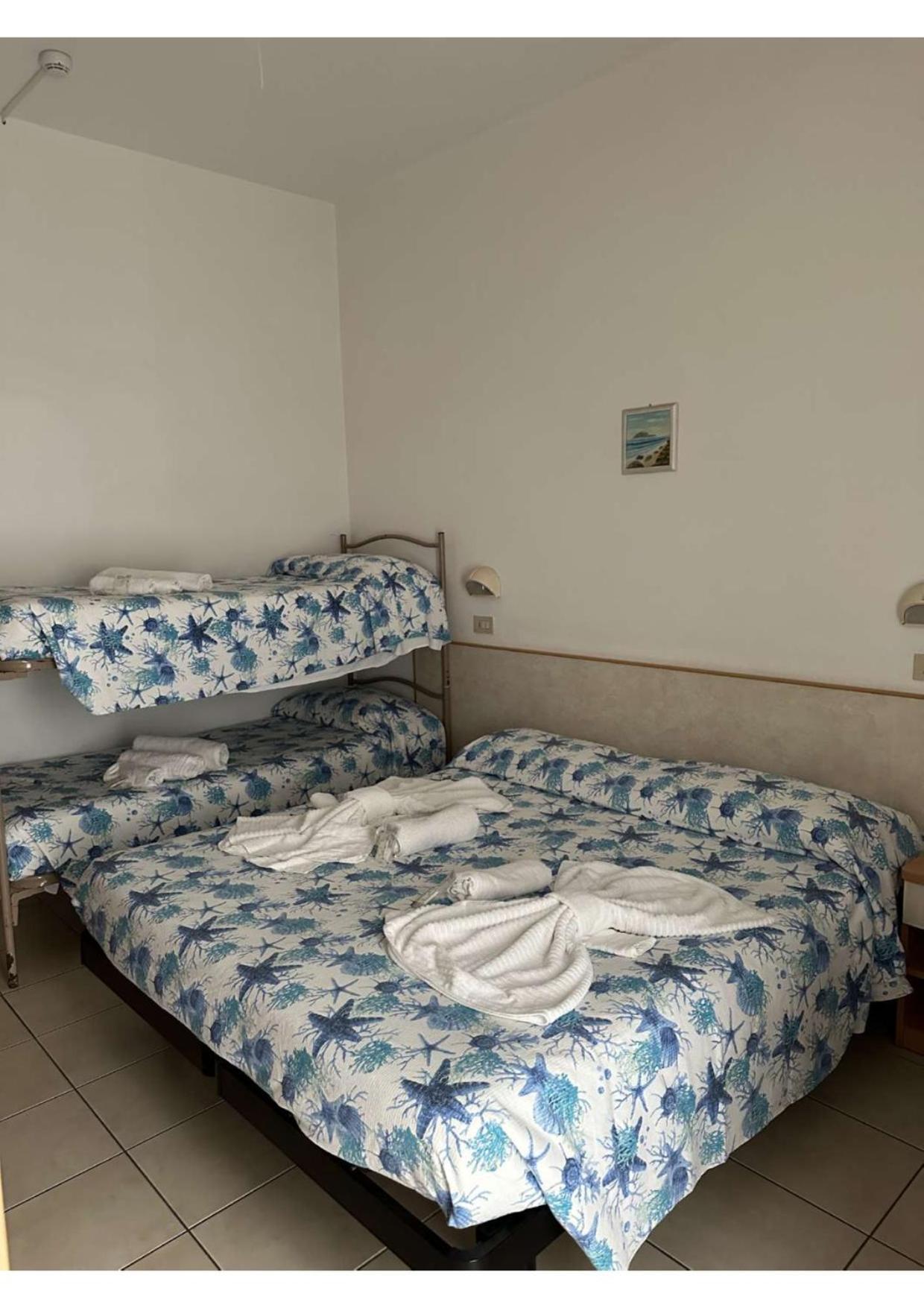 Hotel Vienna Rivazzurra Rimini Esterno foto