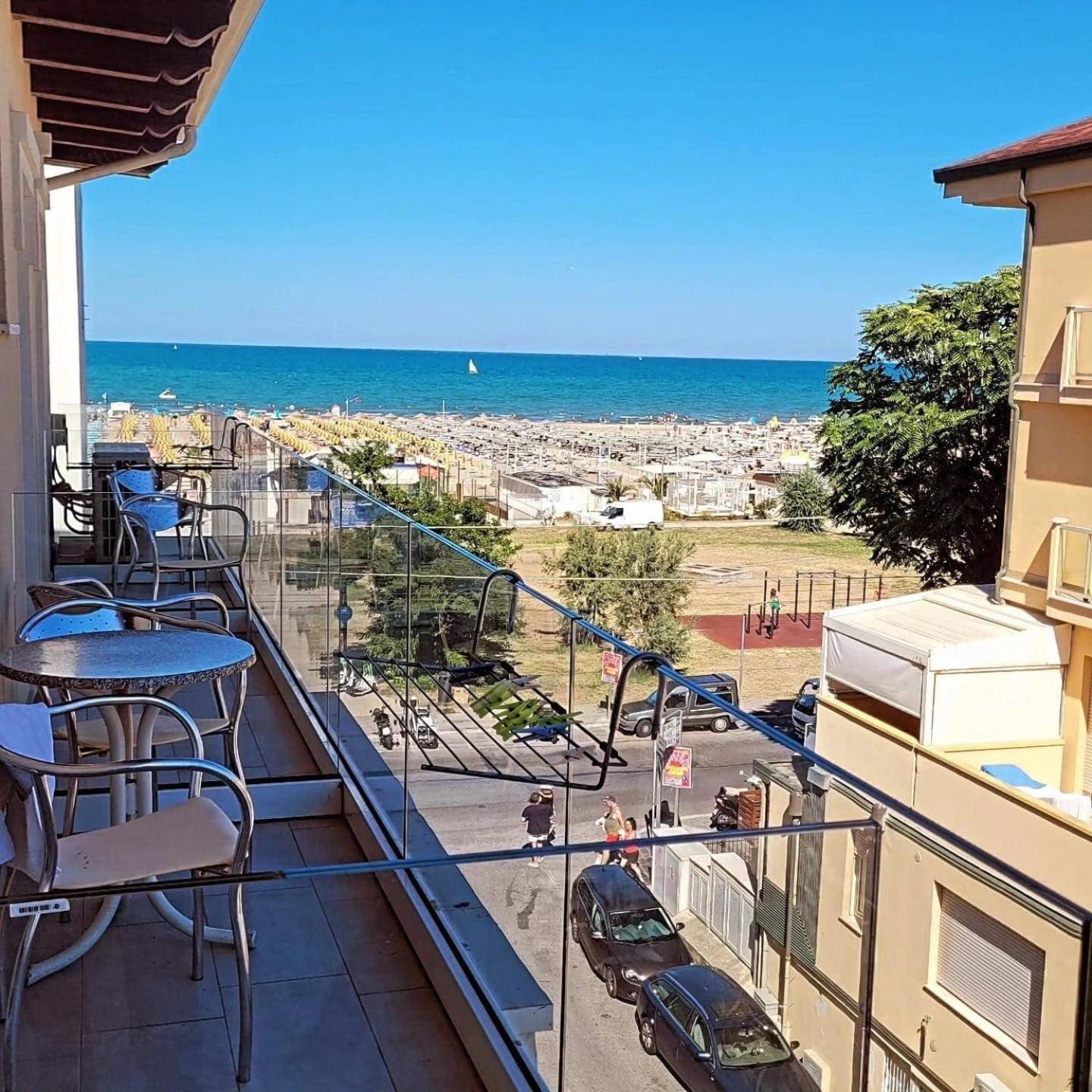 Hotel Vienna Rivazzurra Rimini Esterno foto